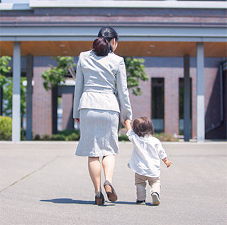 保育分野の規制緩和を進め待機児童問題を解消するなどして、仕事と家庭の両立を支援します。